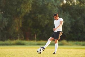 professionell öva. ung fotboll spelare ha Träning på de sportigt fält foto