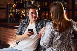 människor i tillfällig kläder Sammanträde i de pub foto