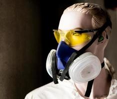 säkerhet mannekäng modellering glasögon och respirator mask foto