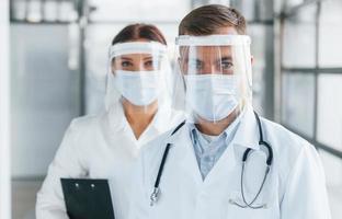 uppfattning av sjukvård. två doktorer i vit rockar är i de klinik arbetssätt tillsammans foto