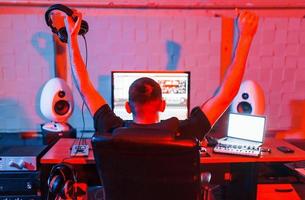ljud ingenjör arbetssätt och blandning musik inomhus i de studio foto