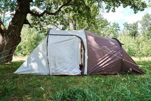 campimg tält i tall skog i en sommar dag. turist läger foto