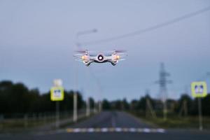 leksak Drönare quad copter mot solnedgång himmel foto