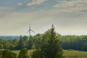 vind turbin i de fält. vind kraft energi begrepp foto