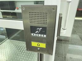 hiss för de Inaktiverad inomhus. ring upp knappar. barriärfri miljö. lätthet av rörelse för sjuk människor foto