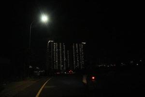betingelser på natt var du kan ser ordentligt anordnad ljus strålar kommande från ett lägenhet foto