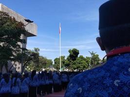 jakarta, indonesien november 29 2022 Foto av indonesiska civil tjänare deltar i en flagga ceremoni