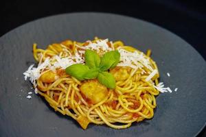 spaghetti rigat - italiensk pasta med kammusslor och räkor foto