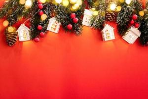 xmas träd grenar, lysande jul lampor vit loger, röd bär och gnistra bokeh lampor på röd med kopia Plats. foto