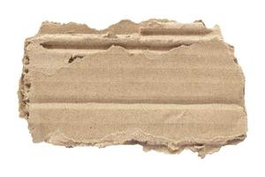 brun kartong med skrynkliga och trasig mönster isolerat på vit bakgrund foto