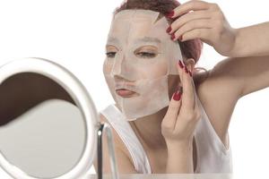kosmetisk procedur. kvinnas ansikte med vit kosmetisk mask foto
