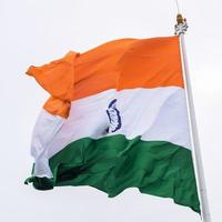 Indien flagga vajar högt på connaught plats med stolthet över blå himmel, Indien flagga vajar, indiska flaggan på självständighetsdagen och republikens dag i Indien, tilt up shot, viftande indiska flaggan, har ghar tiranga foto