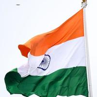 Indien flagga vajar högt på connaught plats med stolthet över blå himmel, Indien flagga vajar, indiska flaggan på självständighetsdagen och republikens dag i Indien, tilt up shot, viftande indiska flaggan, har ghar tiranga foto