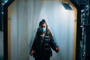 kvinna på läkare mask är vistas i en desinfektion tunnel foto