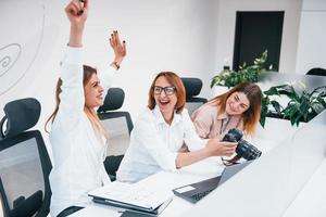 med professionell kamera. grupp av företag människor i formell kläder inomhus i de kontor foto