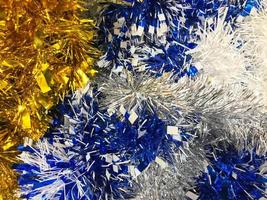 konfetti. festlig prydnad, en dekor från ny år regn. födelsedag. bakgrund eller textur. ljus blå färger. högtider foto