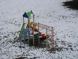 barns lekplats i de snöig gård foto