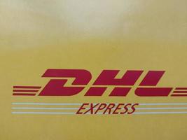 kiev, ukraina - december 10, 2022 post kuvert service dhl foto