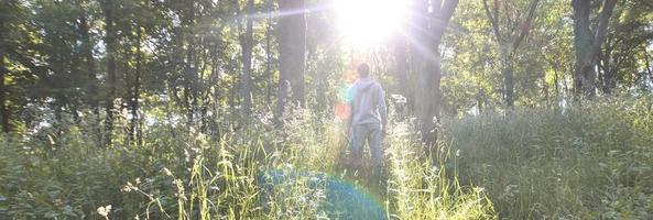 en ung kille i en grå sporter kostym står motsatt de Sol bland foto