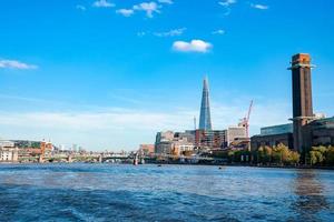 flod thames i London med skön landskap runt om foto