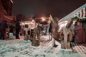 människor njut av jul marknadsföra i vinter- riga i lettland. foto