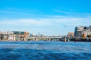 flod thames i London med skön landskap runt om foto