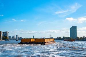 industriell pråm godkänd företag Centrum i London på de flod Thames. foto