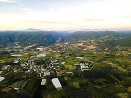 antenn se av jordbruksmark och små stad foto