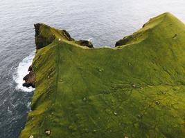 kallur fyr på troller på kalsoy, faroe öar foto