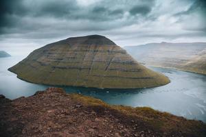 visningar av kunoy från klakkur i faroe öar foto