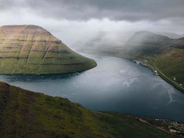 visningar av kunoy och bordoy från klakkur, faroe öar foto