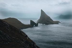 drangarnir och tindholmur i de faroe öar foto