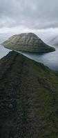 visningar av kunoy från klakkur i faroe öar foto