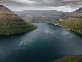 visningar av kunoy och bordoy från klakkur, faroe öar foto