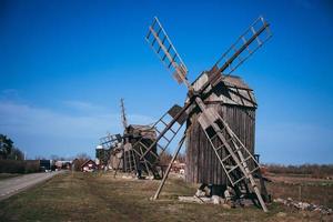 väderkvarnar på lerkaka på de svenska ö av öland foto