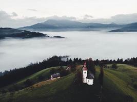 Drönare visningar av de slovenska stad av sveti tomas foto