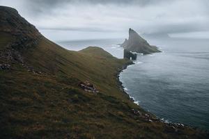 drangarnir och tindholmur i de faroe öar foto