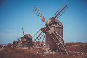 väderkvarnar på lerkaka på de svenska ö av öland foto