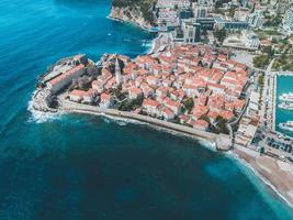 Drönare visningar av budva's gammal stad i monte foto