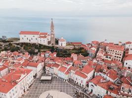 antenn Drönare visningar över piran i slovenien foto