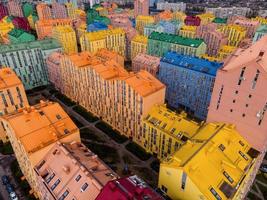 bekvämlighet stad lägenhet komplex förbi Drönare i Kiev, ukraina foto