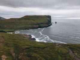 risin og kellingin av de kust av faroe öar foto