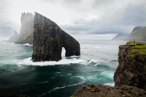 drangarnir och tindholmur i de faroe öar foto