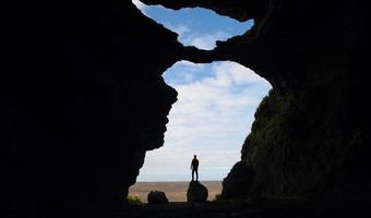 hjorleifshofdi grotta på de söder kust av island foto