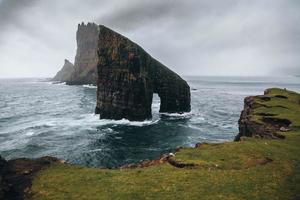 drangarnir och tindholmur i de faroe öar foto