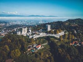 Drönare se av celje slott i slovenien foto