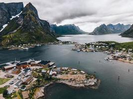 de stad av reine i de lofoten öar i Norge foto