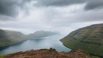 visningar av kunoy och kalsoy från klakkur i faroe öar foto