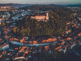 Drönare visningar av ljubljana slott i slovenien foto