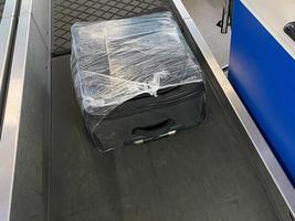resväska eller bagage med flygplats bagage vagn i de internationell flygplats foto